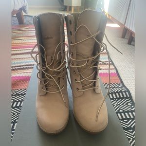 Timberland Woman’s lace up heeled boots